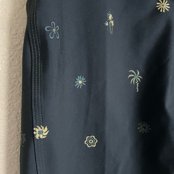 Quiksilver Men’s Surfsilk 69 18” Boardshorts Sz 28 Midnight Navy Heat Waves - Picture 4 of 10